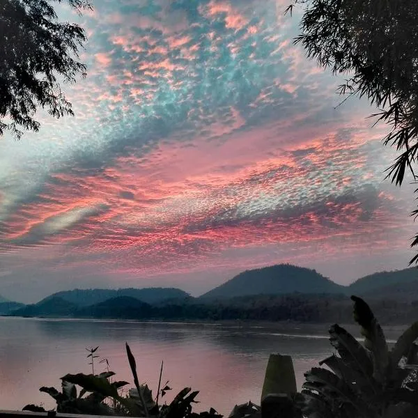 On The Mekong Resort, hotel in Ban Paklung