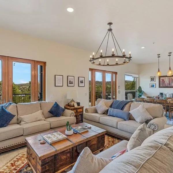 Close to Fresh Creek! Sleeps 12 ~ Amazing Views w/Serene Open Space ~ Hot Tub + Game Room ~ Trails outside, hotel sa Sedona