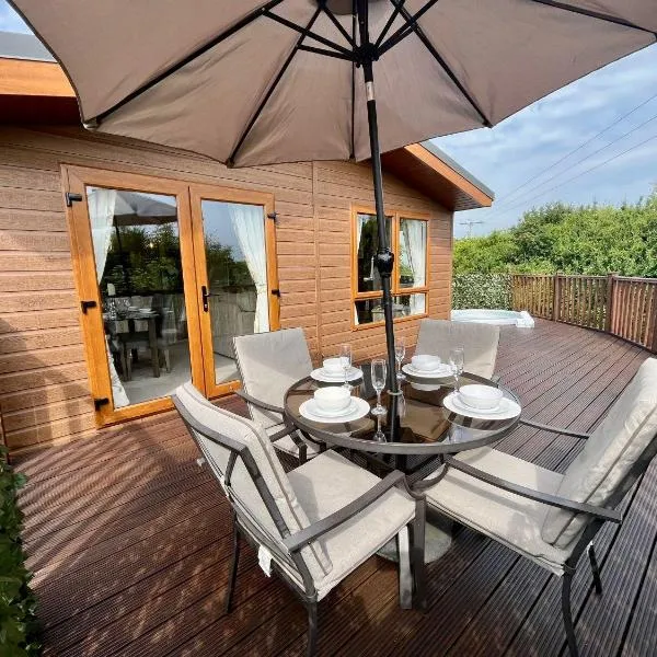 Buttercup Lodge With Hot Tub, hotel v destinaci Little Habton
