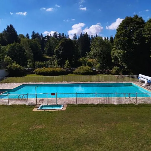 Studio Le Lacuzon avec piscine et tennis extérieurs, хотел в Ле Рус