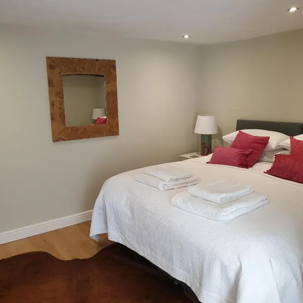 Trouble House, מלון בטטברי