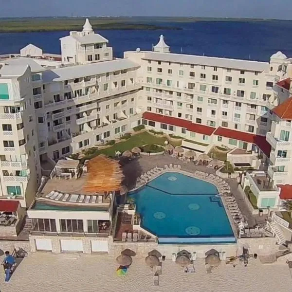 Cancun Plaza Condo Ocean front, hotel in Cancún