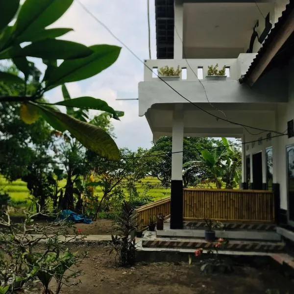 Tiara Homestay, hotel a Plambi