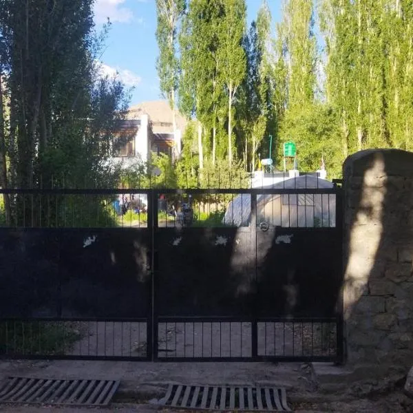Chosdup Guest House, hotel in Leh