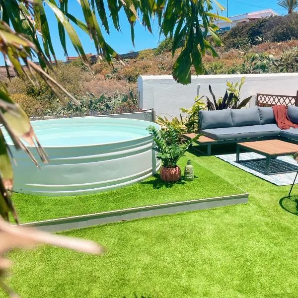 Casa con piscina y jardín con vistas al mar, hotel in Puerto de la Madera