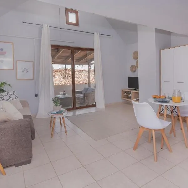 Cozy Loft with Private Terrace, hotel i Kremasti