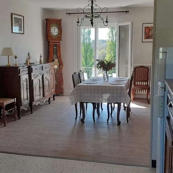 Le gîte des Couderches, hotel v destinaci Plazac