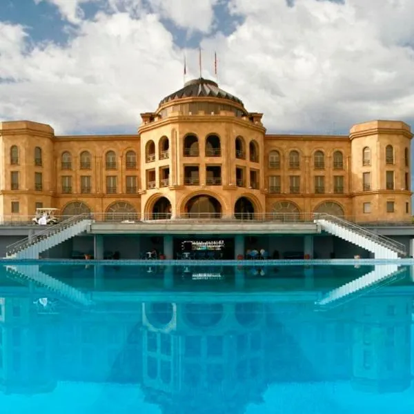 Latar Hotel Yerevan, hotel Jerevánban