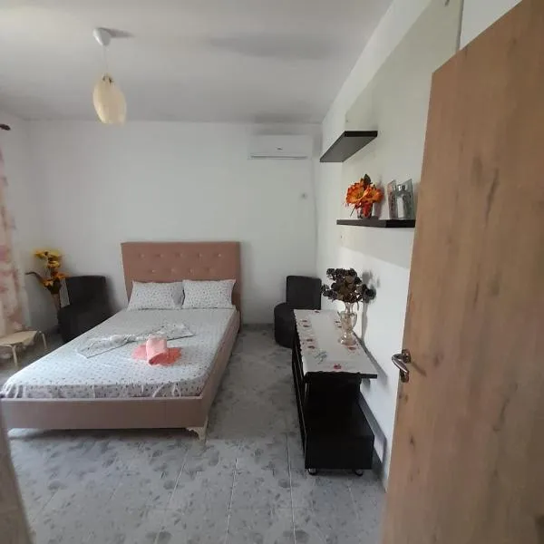 Mona's guesthouse, hotel v destinaci Sarandë