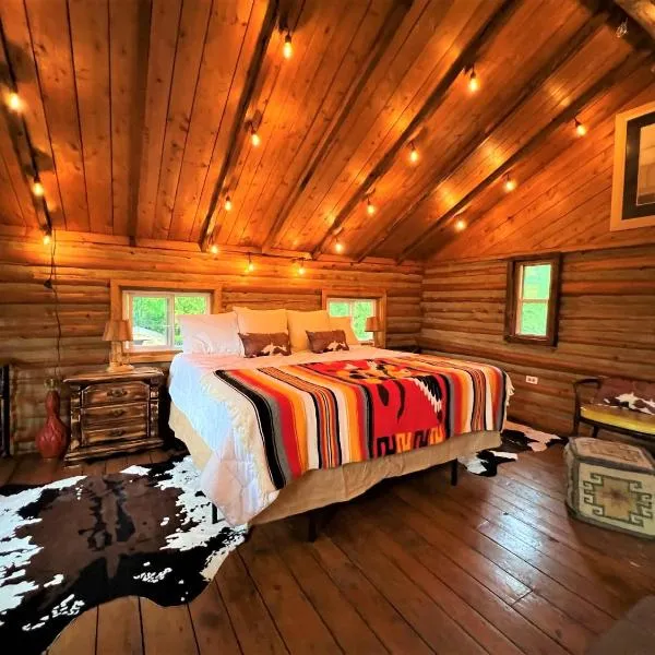 Li'l Ranch - Nature Lovers Retreat TEX MEX Log home, hotel in Hope Bay