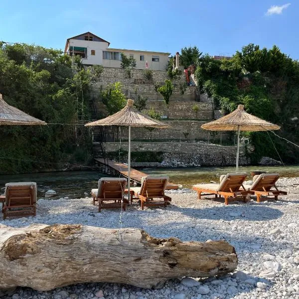 River Escape Villa - Private Beach, Scenic View & BBQ, hotel v destinaci Tepelenë