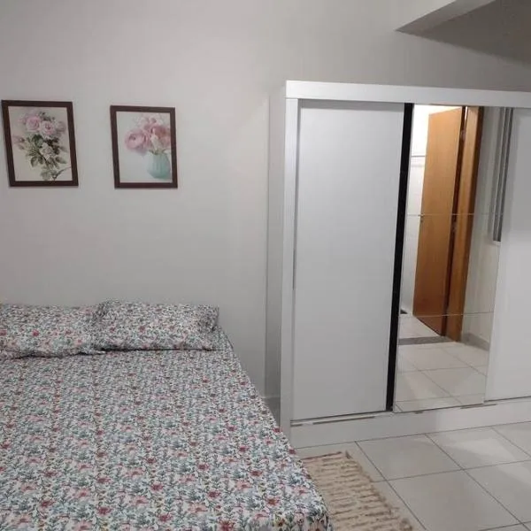 kitnet 06 top! com estacionamento., khách sạn ở Maringá