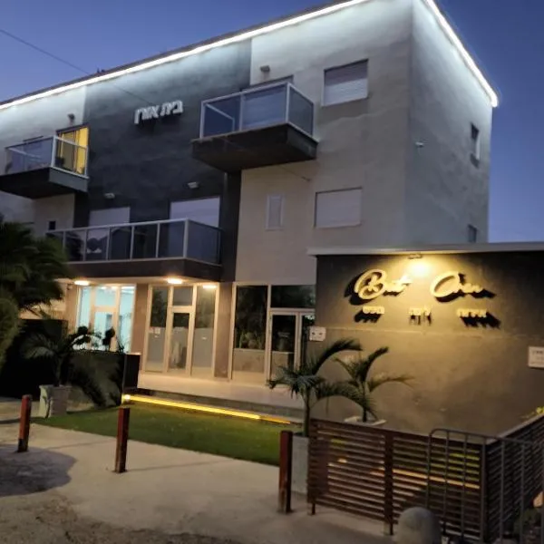 בית דירות - בית אורן, hotel en Nir David