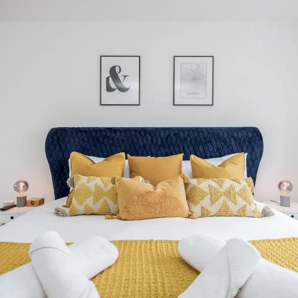Large Penthouse by Damask Homes with Parking, hotel in Redbridge