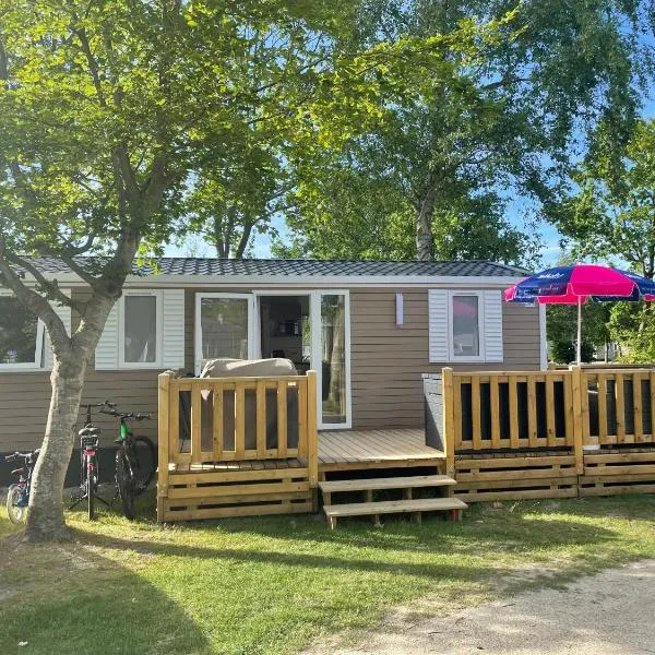 Chalet op Camping Lauwersoog met 3 slaapkamers en vaatwasser - JoyCasa, hotel in Lauwersoog