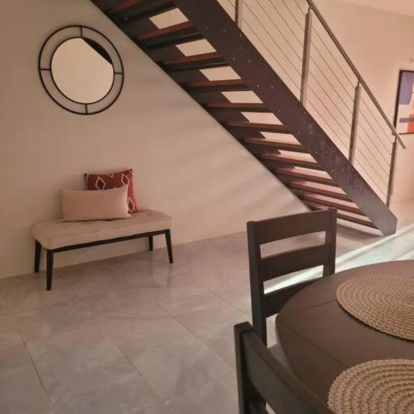Tranquil 2 bedroom townhouse in Discovery Bay, khách sạn ở Discovery Bay