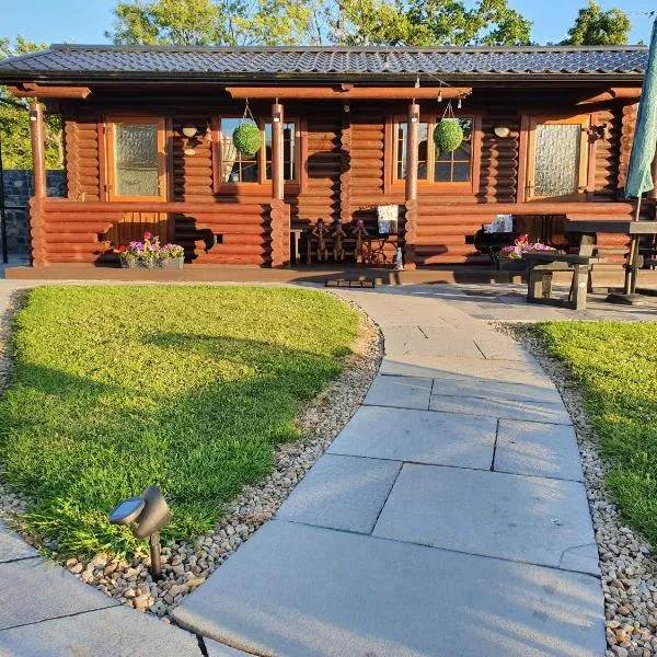 Cosy Countryside Log Cabin, hotell i Callan