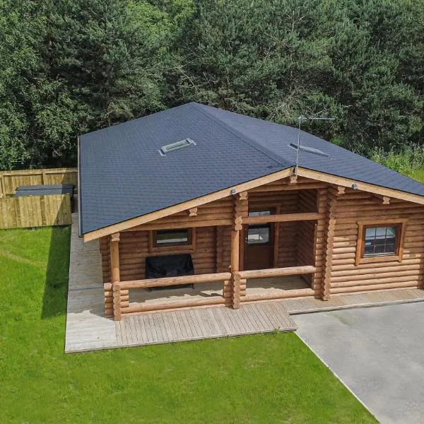 Aspen Lodge, Amazing New Log Cabin with Hot Tub - Sleeps 6 - Felmoor Park, hotel in Morpeth