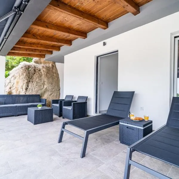 Hidden Gem Apartment、モルナットのホテル