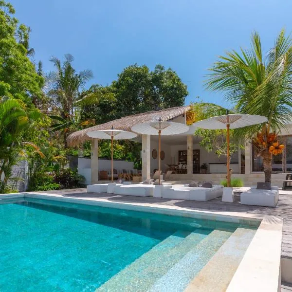 Villa Rasa Senang, with private cook and pool, готель у місті Каранґасем