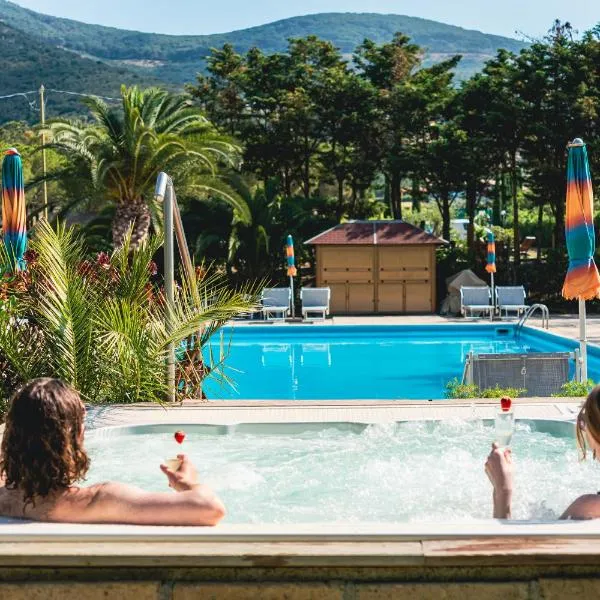 Casa Dei Prati Camping Village, hotel v destinaci Lacona