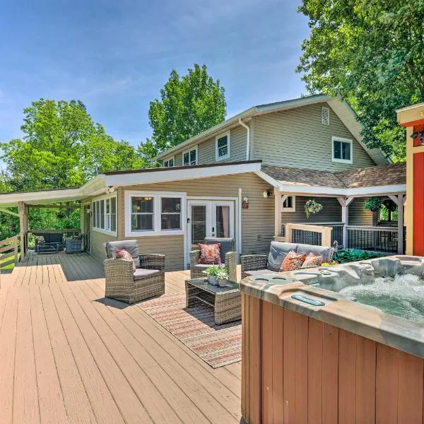 Cozy Poconos Cottage with Hot Tub Near Lake Harmony!, hotel v destinaci Albrightsville