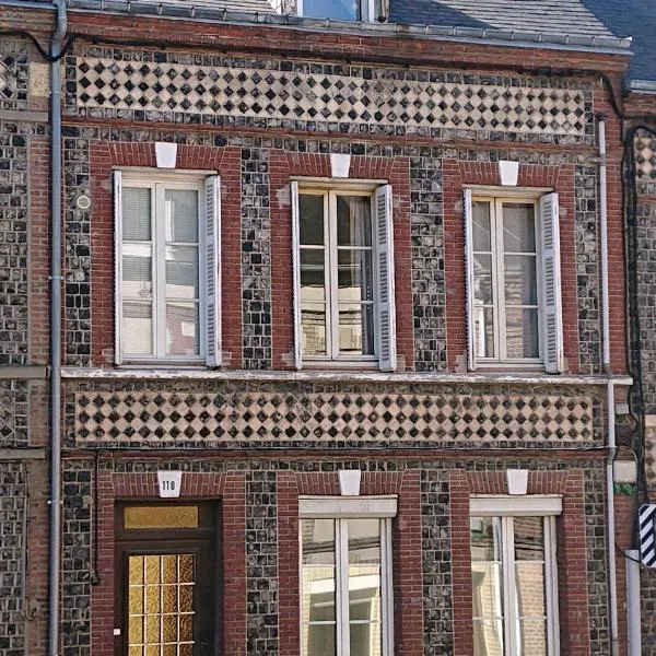 Tout un 2eme étage à 300 mètres de la mer, chez l'habitant !, hotel in Fécamp