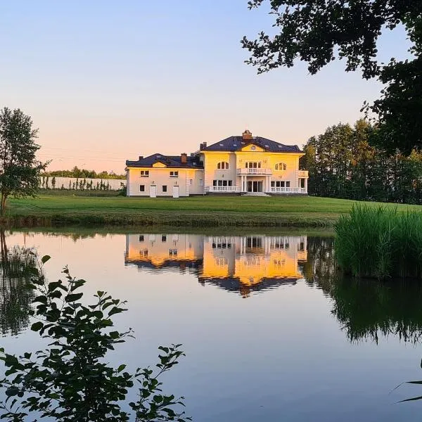 Pałacyk Zawady, hotell i Wola Chojnata