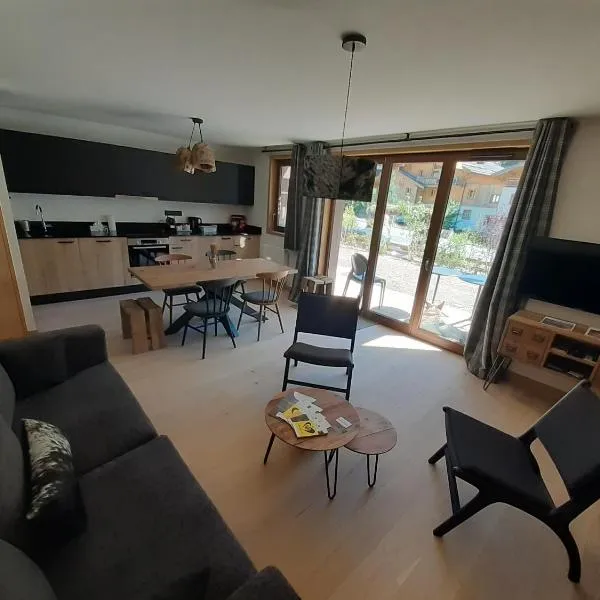 Superbe appartement T3 4 étoiles terrasse accès spa – hotel w mieście Saint-Chaffrey