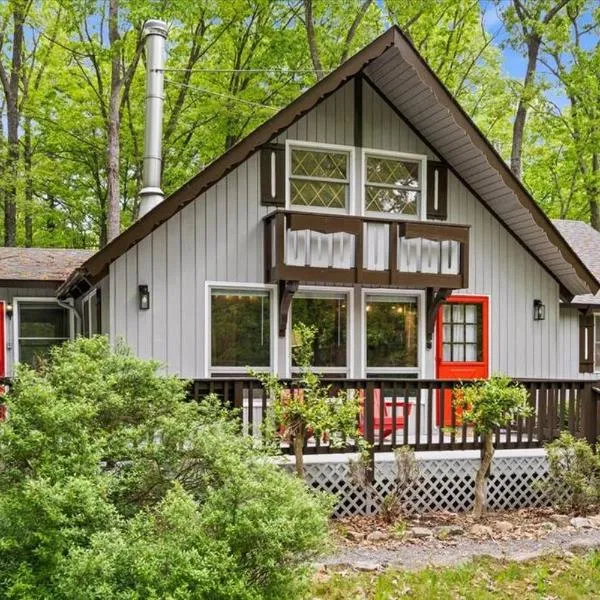 The Gingerbread House: 4 BR chalet, w/ Sunroom/Deck, sleeps 12, modern amenities, hotel in Catherine Furnace