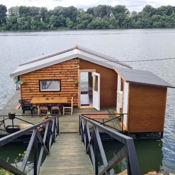 Splav na dan Waterhouse, hotel v Bělehradě
