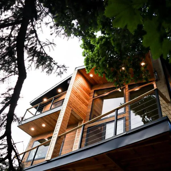 Luxury Alpine Treehouse, hotel en Holladay