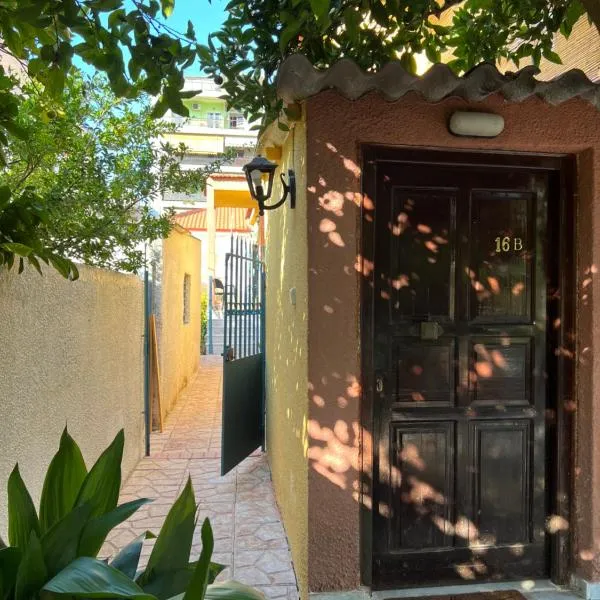 Cosy guesthouse-souterrain with garden in city center, hotel in Korinthos