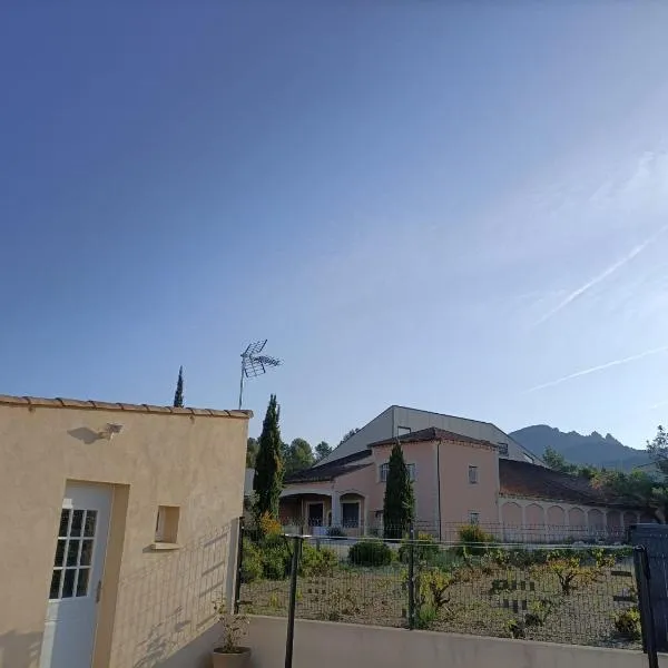 Bienvenue au Dourmidou en Provence !: Vacqueyras şehrinde bir otel