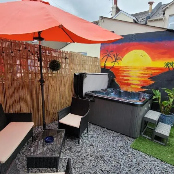 Near beach, Modern and Spacious 4 Bedroom House, Hot Tub, Wifi, Netflix, Parking, hotel in Paignton