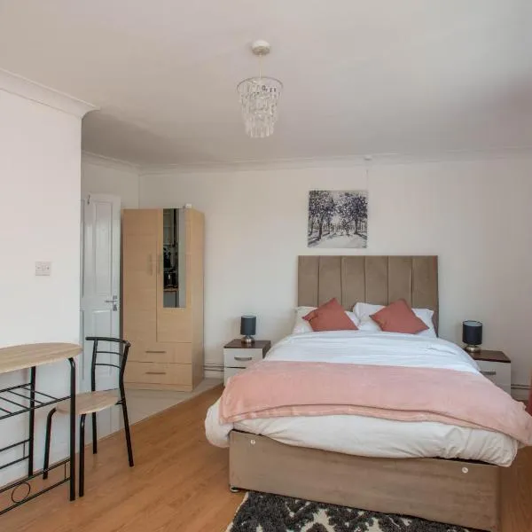 Modern Apartments in Bromley, Greater London near Tesco and Sundridge Park Station, hotel in Bromley
