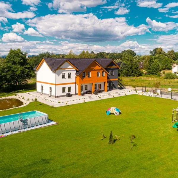 Wonder Home - Apartamenty Halo Karkonosze z ogrodem, sezonowym basenem, placem zabaw i widokiem na Śnieżkę - zlokalizowane blisko Karpacza、ミスワコビツェのホテル