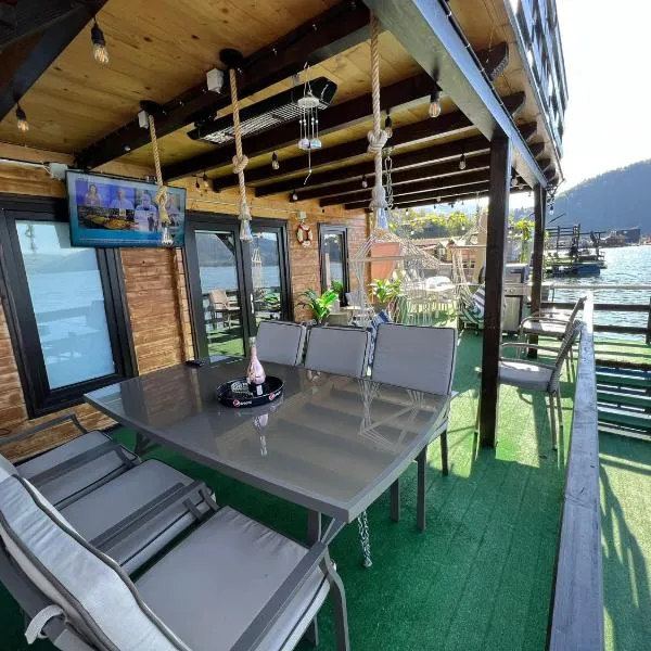 Holiday Bicaz Bungalows On The Lake、ビカズのホテル