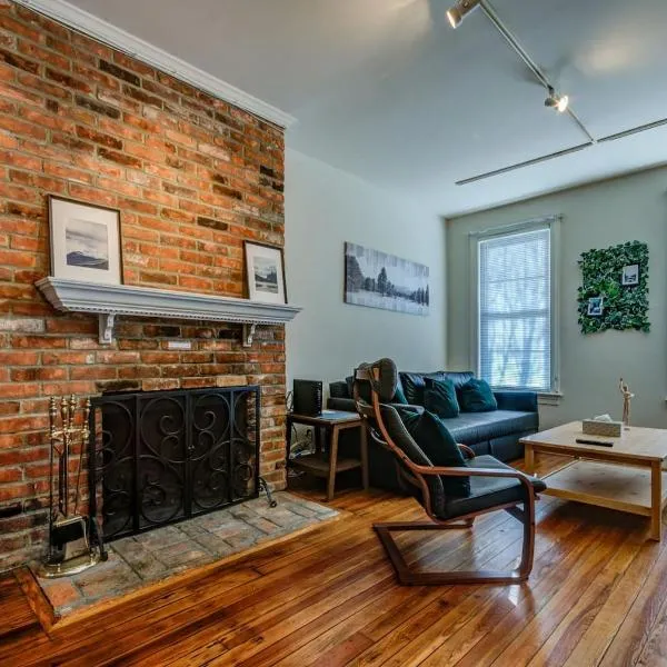 3BR Colonial House with Parking by CozySuites, hotel v destinaci Alexandria