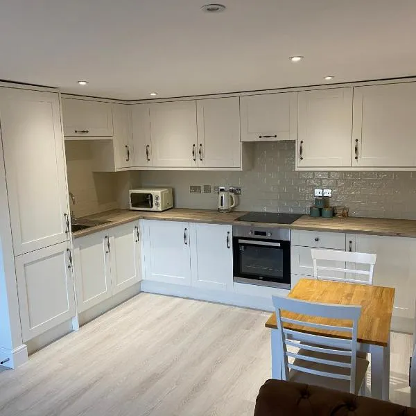 Newly Refurbished Entire Apartment - South Gosforth, Newcastle, hotel in High Heaton