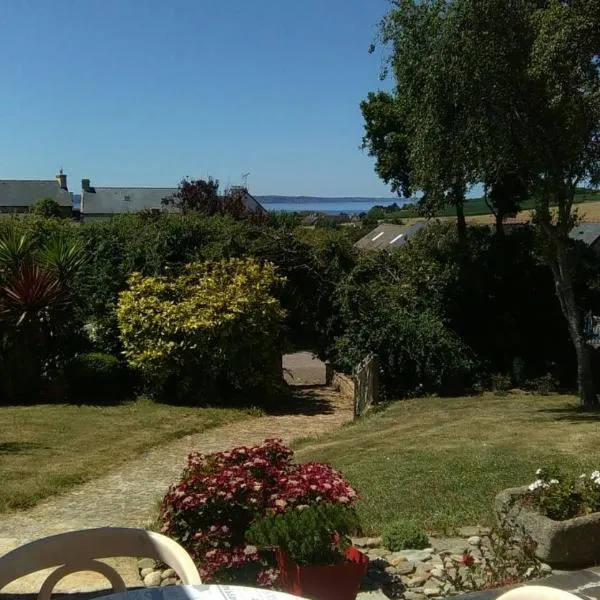 LOUE CHAMBRE CHEZ L HABITANT ACCES A LA CUISINE A 10 MN DES PLAGES, hotel in Ploéven