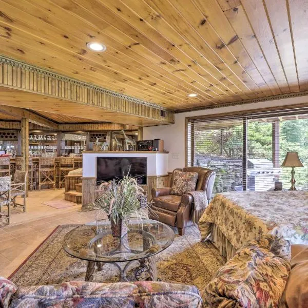 Cozy Studio Indoor Hot Tub and Inground Pool Access, hotel in Uncasville