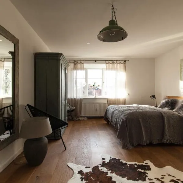 Modern-bayrisches Apartment mit Seeblick، فندق في تيغرنزيه