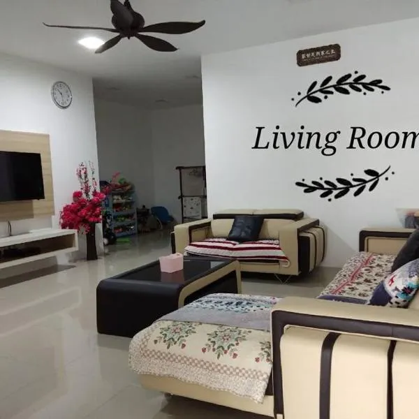 Sakura Homestay 4 bedrooms 14pax- Eaton Hills Padang Kerbau Miri, hotel v destinaci Miri