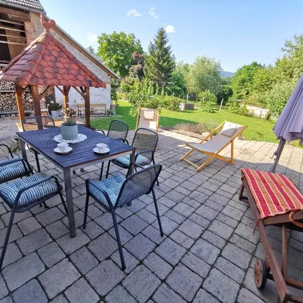 Charming village house with patio and garden, hotel en Slovenske Konjice