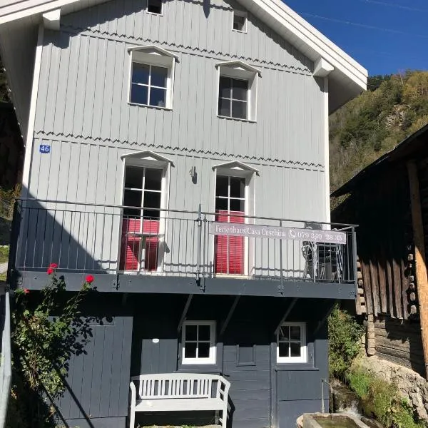 Casa Cuschina - mit Sauna in der schönen Surselva, hotel v destinaci Danis
