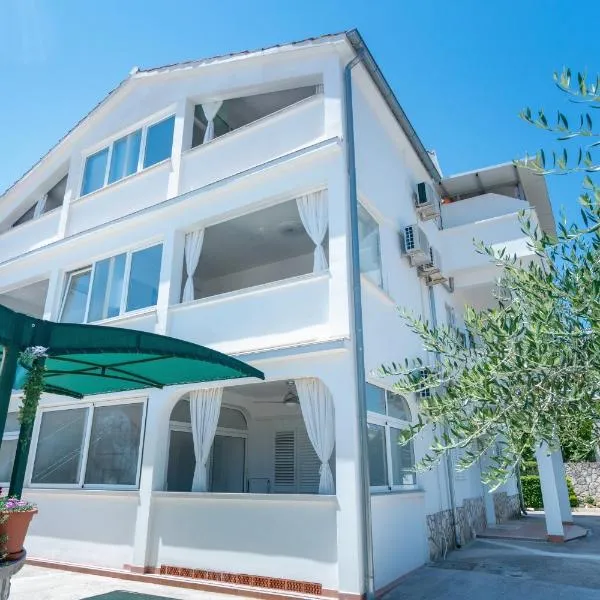 Apartments Blažević، فندق في بيروفاتش