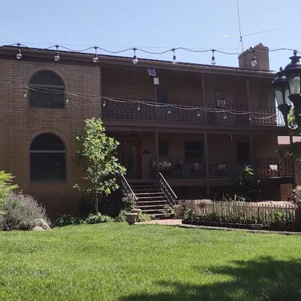 Rustic Rooms by Kings Canyon & Sequoia National Parks, hotel in Reedley