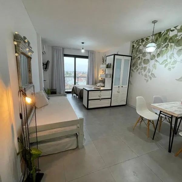 Calido,moderno depto con piscina, parking ,laundry, hotel in Remedios de Escalada