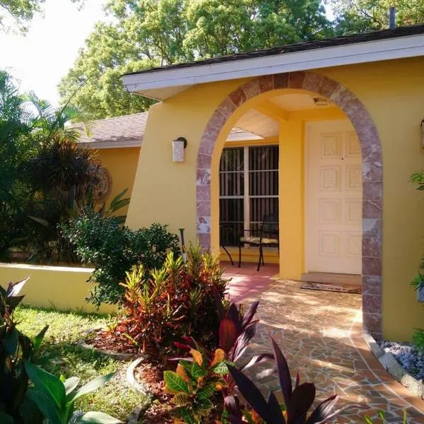 Comfortable, Sunny, Quiet Neighborhood, hotel in Port Richey